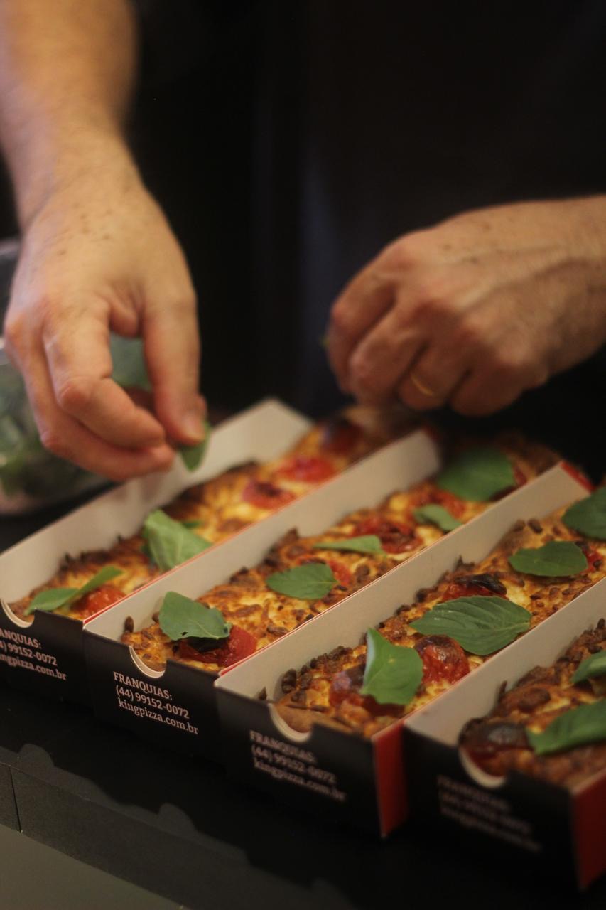 Finalização das pizzas Looong nas embalagens da marca